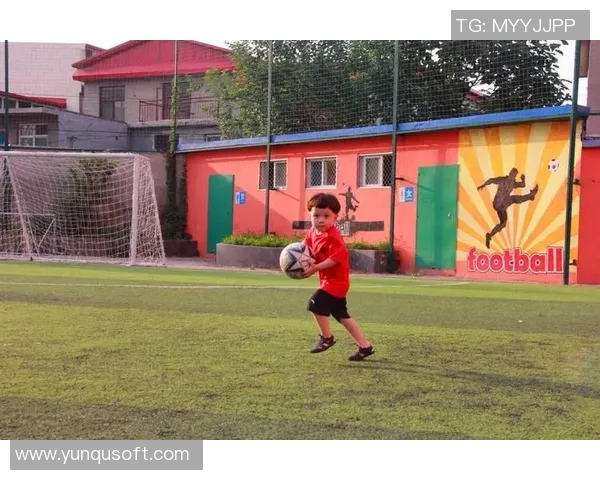 足球明星亲自洗衣服搞笑视频展现生活中的另一面引发网友热议