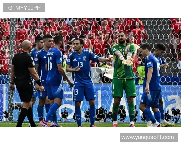 足球明星四人同框展现风采精彩瞬间引发球迷热议与欢呼