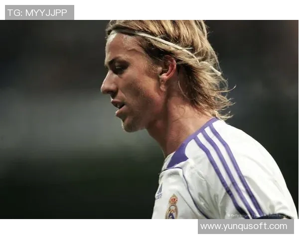 足球明星长发飘飘的魅力瞬间展现与风采解析